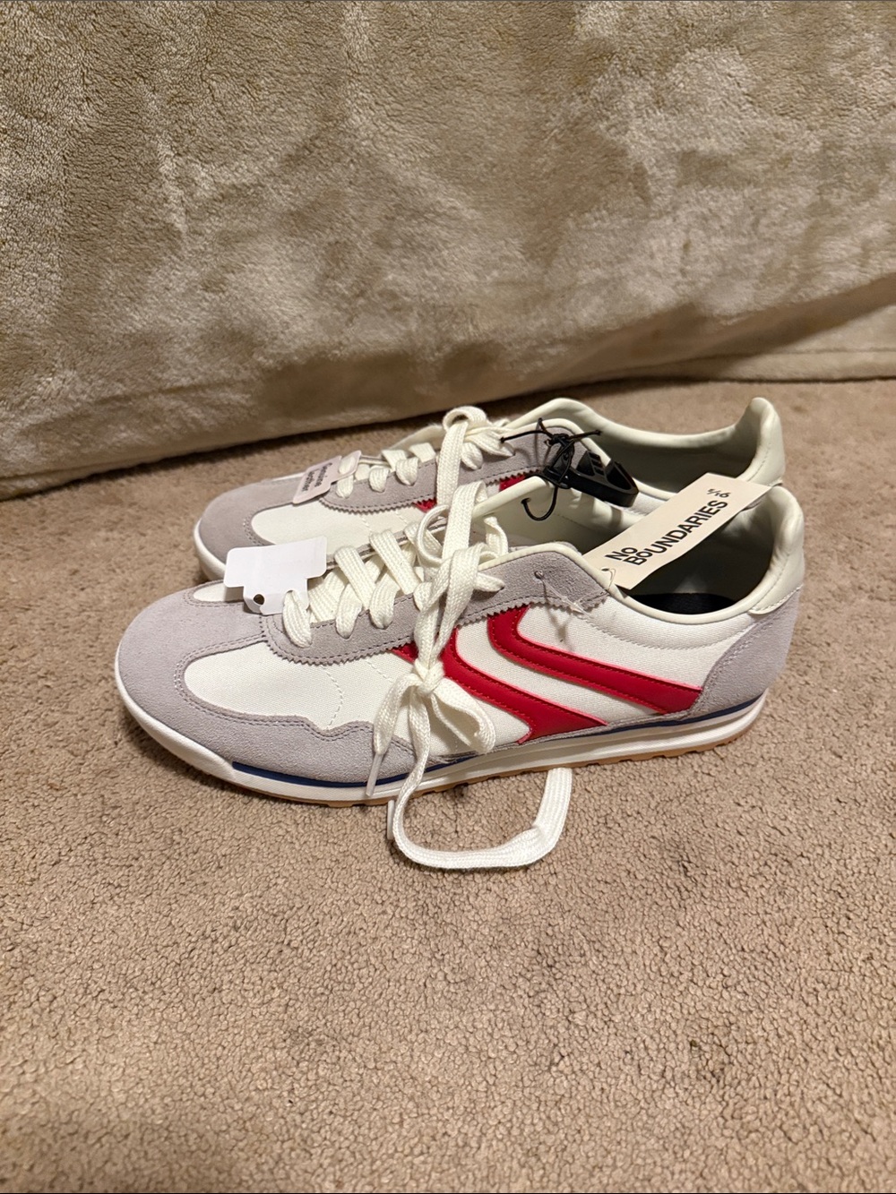 No Boundaries Men's Retro Runner Sneakers in White, Gray & Red